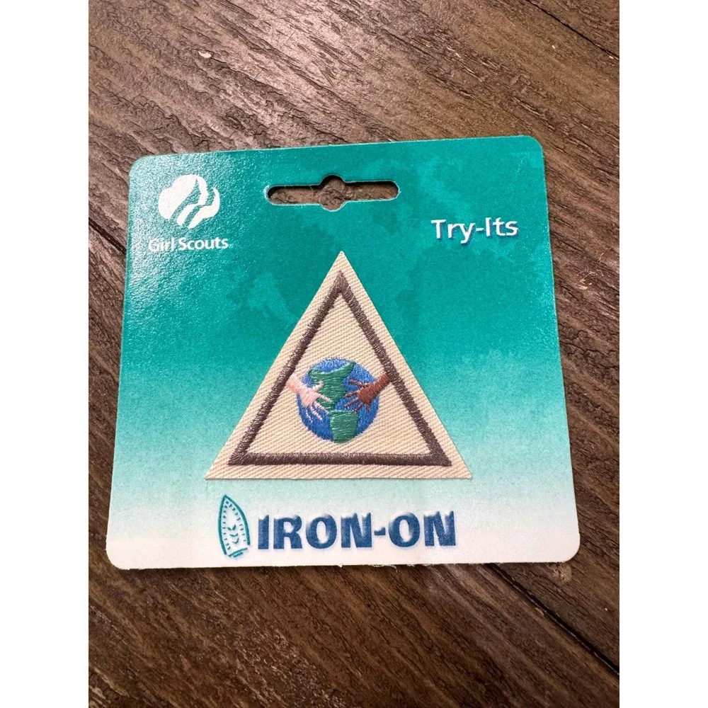 Vintage Girl Scouts Brownie Try-It Around the World Badge NOS Iron-On #59124
